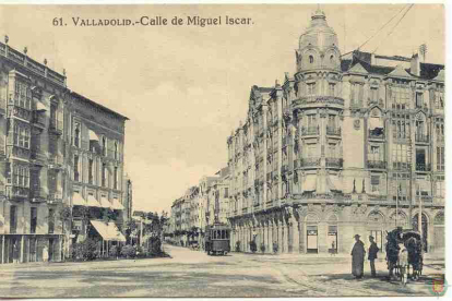 La Casa Mantilla en la década de 1910, la plaza de Zorrilla y uno de los desaparecidos tranvías. -AYUNTAMIENTO VLL