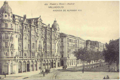 Tarjeta postal de la primera década del siglo XX con la estampa de la Casa Mantilla y la avenida Alfonso XIII. -ARCHIVO MUNICIPAL