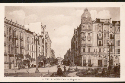Tarjeta postal de la tercera década del siglo XX con la estampa de la Casa Mantilla y la avenida Alfonso XIII. -ARCHIVO MUNICIPAL