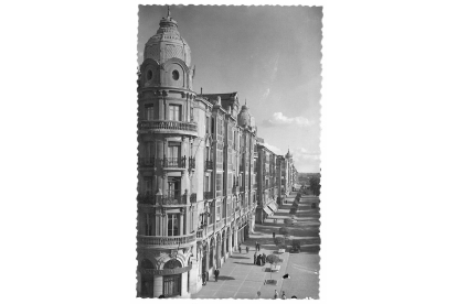 Tarjeta postal de 1959 donde se aprecia la Casa Mantilla y la acera de Recoletos. -ARCHIVO MUNICIPAL