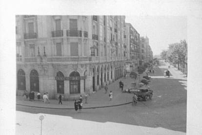 Fotografía de 1955 que muestra los pisos más bajos de la Casa Mantilla. -ARCHIVO MUNICIPAL