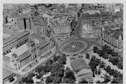 Tarjeta postal de 1959 con una vista aérea del centro de Valladolid, con la Casa Mantilla a la derecha. -ARCHIVO MUNICIPAL
