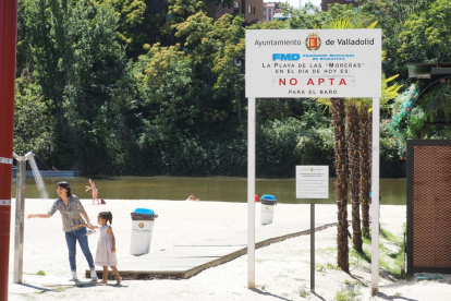 Cartel informativo en la playa de Moreras en el que pone que el agua está «no apta» para el baño.- PHOTOGENIC