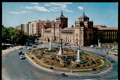 Tarjeta postal de 1972 con la vista general de la plaza Zorrilla y la Academia de Caballería tomada desde la Casa Mantilla. -ARCHIVO MUNICIPAL