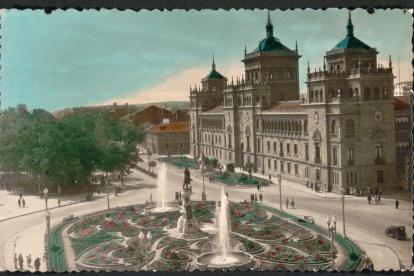 Tarjeta postal de los años 50 con la vista general de la plaza Zorrilla tomada desde la Casa Mantilla, se ve a la derecha la Academia de Caballería. -ARCHIVO MUNICIPAL