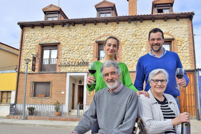 Blanca y Diego Repiso junto a sus padres, José Repiso y Blanca Acebes frente a Bodegas Cantamora, en Pesquera de Duero.