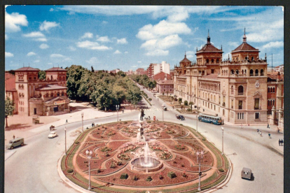 Tarjeta postal de 1961 con la vista general de la plaza Zorrilla tomada desde la Casa Mantilla, se ve a la izquierda el Teatro Pradera y a la derecha la Academia de Caballería. -ARCHIVO MUNICIPAL
