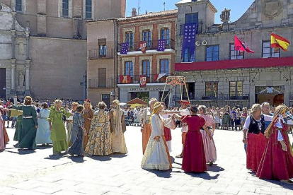 Danzas renacentistas ayer, ante la Colegiata y las Casas Consistoriales en la Plaza Mayor de la Hispanidad-EL MUNDO