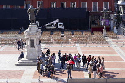 Turistas en la Plaza Mayor de Valladolid durante una visita guiada. ICAL