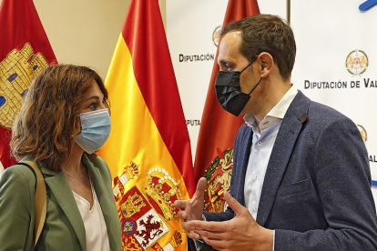 Vallaodlid. 20/5/2021. 
Lola Hernández y Conrado Íscar en la presentación del nuevo servicio de defensa jurídica. EL MUNDO