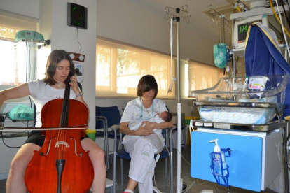 Susana Velasco toca el violonchelo en la unidad de neonatos del Río Hortega, para medir el efecto de la música en los bebés prematuros ingresados .-E. M.