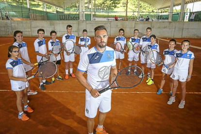 El tenista Alberto Esguevillas posa en primer plano junto a varios alumnos de su escuela en las pistas del Club La Raqueta.-M.Á. SANTOS