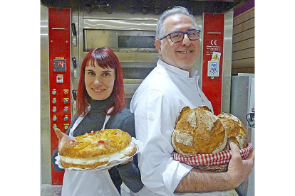 Silvia Nogales y José Manuel Valles Ortiz muestran los productos de ‘De tal harina, tal pan’.-T. S.