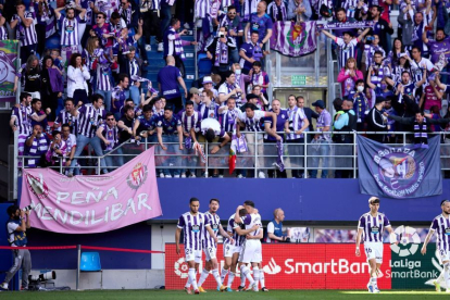 Los jugadores del Real Valladolid celebran el 0-2 con la afición en Ipurua. / LA LIGA