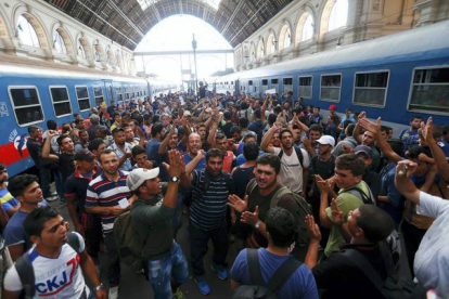 REUTERS / LASZLO BALOGH 

Los inmigrantes protestan al grito de 