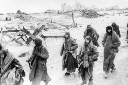Soldados alemanes hechos prisioneros en Stalingrado.-ARCHIVO