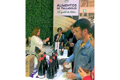 Visitantes degustan ayer vino y cerveza artesana en el expositor.-EL MUNDO