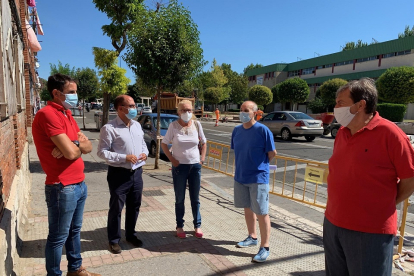 Visita del concejal de Movilidad y Espacio Urbano, Luis Vélez, a las recién renovadas aceras de Juan Carlos I. - AYUNTAMIENTO DE VALLADOLID
