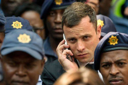 Oscar Pistorius, a su salida del Tribunal Superior de Pretoria, tras la primera jornada de la vista para determinar la pena que debe cumplir.-Foto: AFP / MUJAHID SAFODIEN