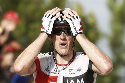 El ciclista suizo del equipo IAM Mathias Frank , se ha proclamado el vencedor de la décimoséptima etapa de la Vuelta Ciclista a España 2016.-EFE/Javier Lizón