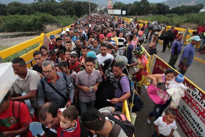Ciudadanos venezolanos cruzan el puente internacional Simón Bolívar desde San Antonio del Tachira, en Venezuela, hacia Colombia, el 10 de febrero.-/ AFP / GEORGE CASTELLANOS