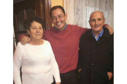 René González junto a sus padres en su vivienda de Olmedo-El Mundo