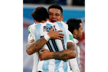 Messi y Rojo se abrazan tras el gol-ETTIENE LAURENT/ EFE