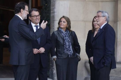 Mariano Rajoy charla con Artur Mas y Xavier Trias en presencia de Helena Rakosnik y Elvira Fernández antes de dar comienzo a la ceremonia JULIO CARBO