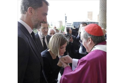 Los Reyes de España saludan al arzobispo-cardenal de Barcelona, Lluís Martínez Sistach (d), a su llegada a la basílica de la Sagrada Familia de Barcelona para asistir al funeral institucional en homenaje a las 150 víctimas del avión de Germanwings EFE / ALBERTO ESTEVEZ