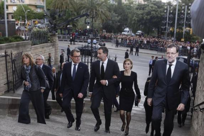 Los reyes de España, Felipe y Letizia, a su llegada a la basílica de la Sagrada Familia de Barcelona, acompañados por Artur Mas y Mariano Rajoy. JULIO CARBO