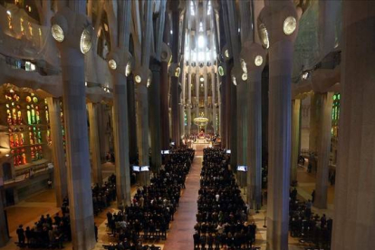 Vista de la basílica de la Sagrada Familia de Barcelona durante el funeral institucional en homenaje a las 150 víctimas del avión de Germanwings que se estrelló en los Alpes EFE / TONI ALBIR
