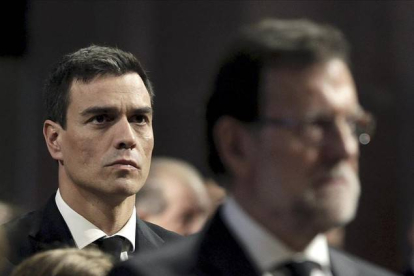 El secretario general del PSOE, Pedro Sánchez , tras el presidente Mariano Rajoy siguen el funeral institucional en homenaje a las 150 víctimas del avión de Germanwings. EFE / ALBERTO ESTÉVEZ