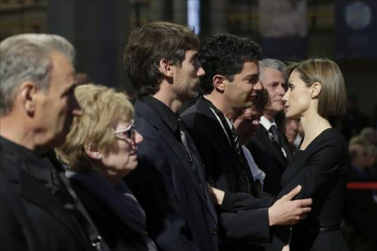La reina Letizia saludando a familiares de las victimas. EFE / ALBERTO ESTEVEZ