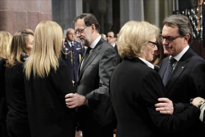 El presidente del Gobierno, Mariano Rajoy y el de la Generalitat, Artus Mas , saludan a familiares de los fallecidos durante el funeral institucional en homenaje a las 150 víctimas del avión de Germanwings EFE / ALBERTO ESTÉVEZ