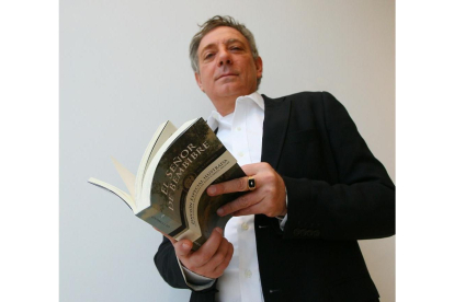 Juan Carlos Mestre con el libro ‘El Señor de Bembibre’, que contiene ilustraciones suyas.-ICAL