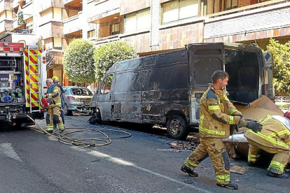 La furgoneta quemada en Domingo Martínez.-EUROPA PRESS