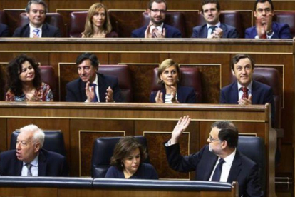 Mariano Rajoy agradece el apoyo de su grupo parlamentario tras su discurso del 27 de octubre.-AGUSTÍN CATALÁN