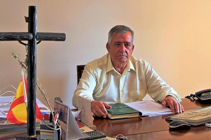 El alcalde de Villanueva del Campo, Manuel Febrero, en su despacho de la Alcaldía.-J.L. CABRERO