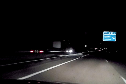 as televisiones se hicieron eco ayer de la exclusiva de EL MUNDO DE CASTILLA Y LEÓN, que ofreció en primicia el vídeo del kamikaze por la autovía Valladolid-Segovia. Antena 3, La Sexta y La 8 de Valladolid fueron algunas de ellas.-EL MUNDO