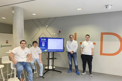 Los creadores del widget en las instalaciones de la Universidad de Salamanca. EL MUNDO