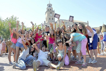 Jóvenes peñistas celebran con un descorche el chupinazo de fiestas de San Antolín, ayer, momentos depués de la colocación de la bandera.-SANTIAGO