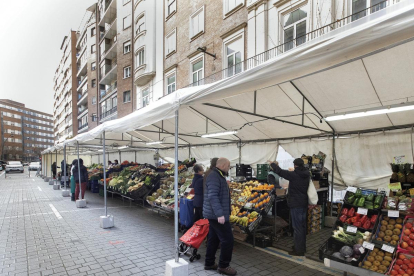 Los puestos del mercado de la plaza de España en su nueva ubicación en la calle Muro.-J.M. LOSTAU