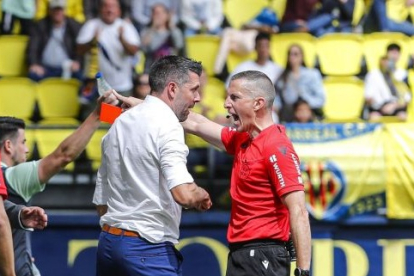 Paulo César Pezzolano es expulsado por Iglesias Villanueva en el partido Villarreal-Real Valladolid. / LALIGA