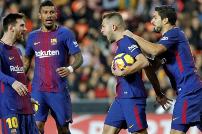 Messi, Paulinho, Alba y Suárez celebran el gol del empate azulgrana en Mestalla.-EFE / MANUEL BRUQUE