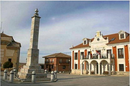 Monolito de Villalar de los Comuneros, frente al Ayuntamiento.-DIP. VA.