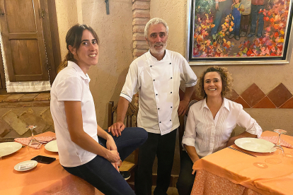 Lidia, junto a sus padres María Luisa y Moisés, en el comedor del caserón Mudéjar.