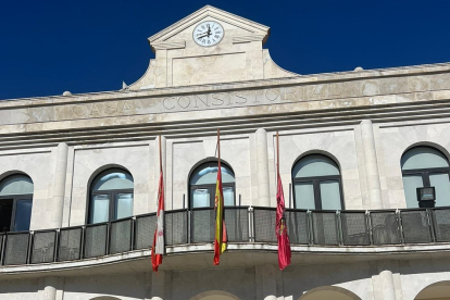 Fachada del Ayuntamiento de Íscar con las banderas ondeando a media asta. / EM