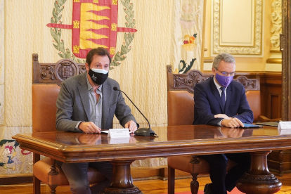 Óscar Puente y Javier Izquierdo durante la firma del convenio en el Ayuntamiento. E. M.