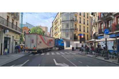 Camión atrapado en la calle Macías Picavea. -POLICIAVLL