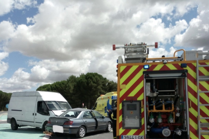 Una fallecida y dos heridos en una colisión entre un turismo y una furgoneta en la VA-333 en Íscar (Valladolid). - ICAL